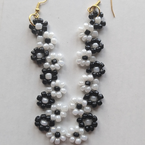 *🌹3/25🌹New* White and Black Flower  Beaded Earrings - Picture 2 of 11